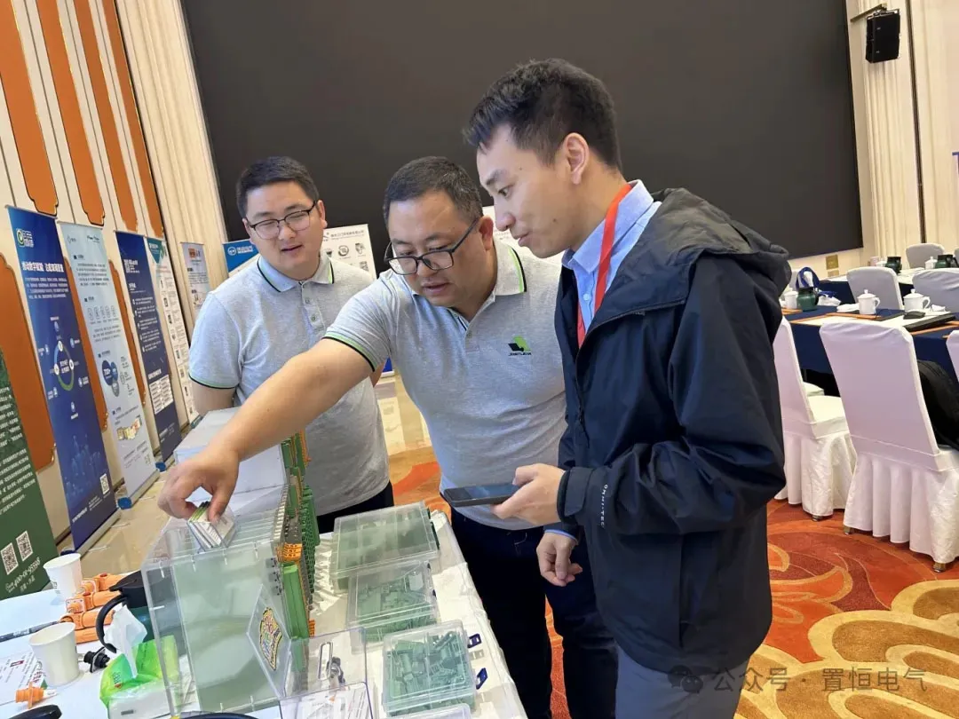 置恒工作人员为企业客户介绍产品 置恒电气亮相第15届中国智能电网学术研讨会(图7)